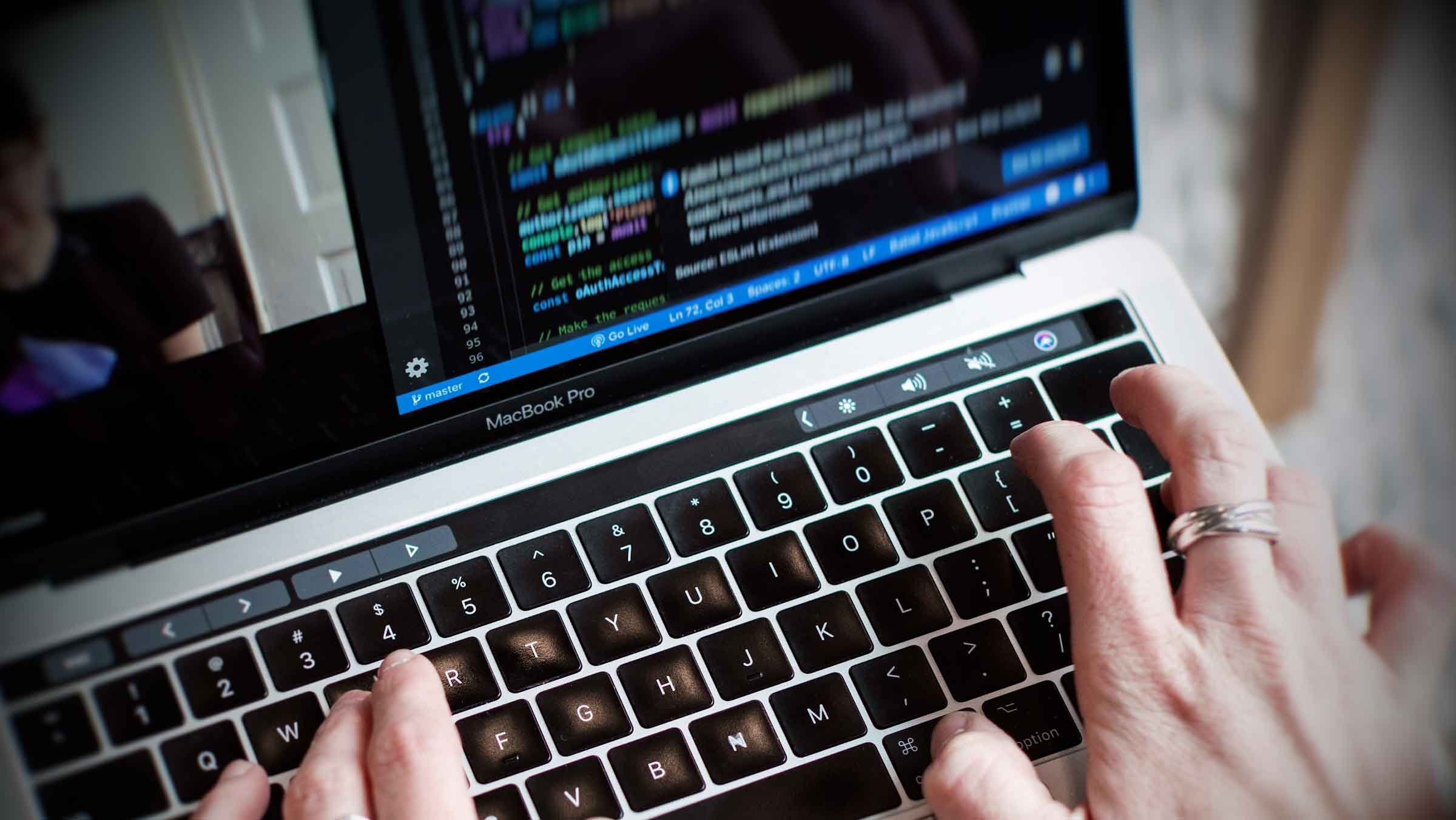 meeting and coding 2400x1351